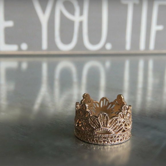 New Chloe + Isabel Queen’s Lace Ring - Gold - Picture 2 of 7